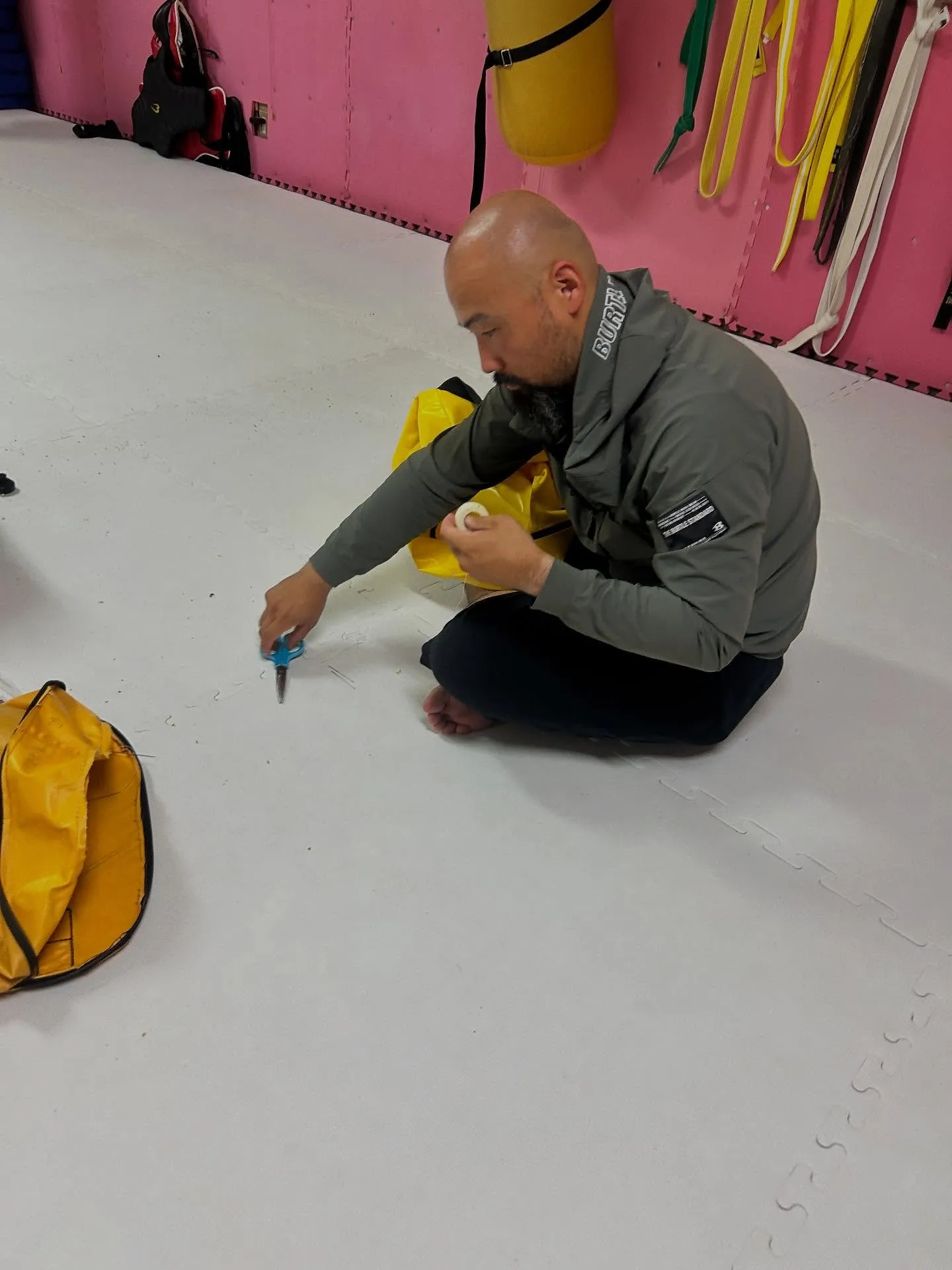 道場の整備とミットの修理🧑🔧